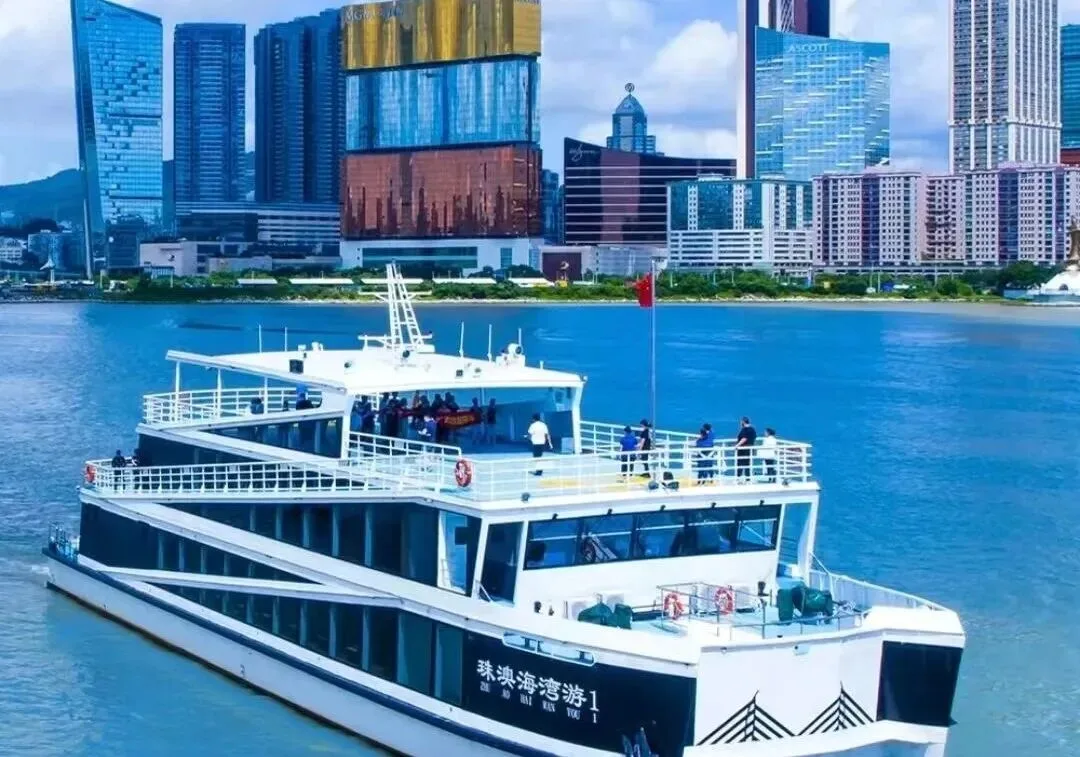 「珠澳海湾游 1 号」观光船驶过澳门海岸线。