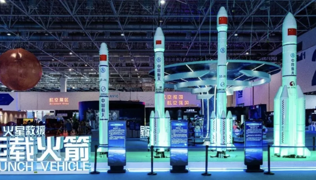 航天展区并排陈列的多枚中国运载火箭模型,展牌写着「运载火箭 LAUNCH VEHICLE」。